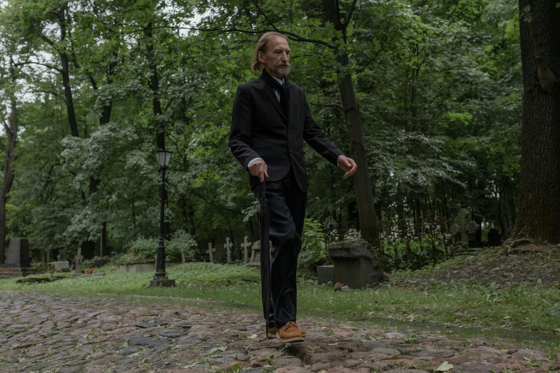 Malowniczy krajobraz Kujaw z rzeką i lasem w tle, sugerujący tajemniczość i legendy.